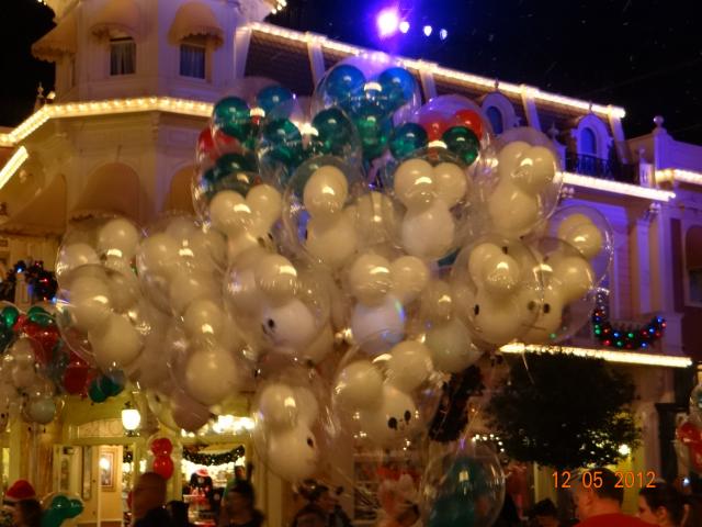 Look, Magic Mirror! Balloons! I thought of you when I took this pic. 