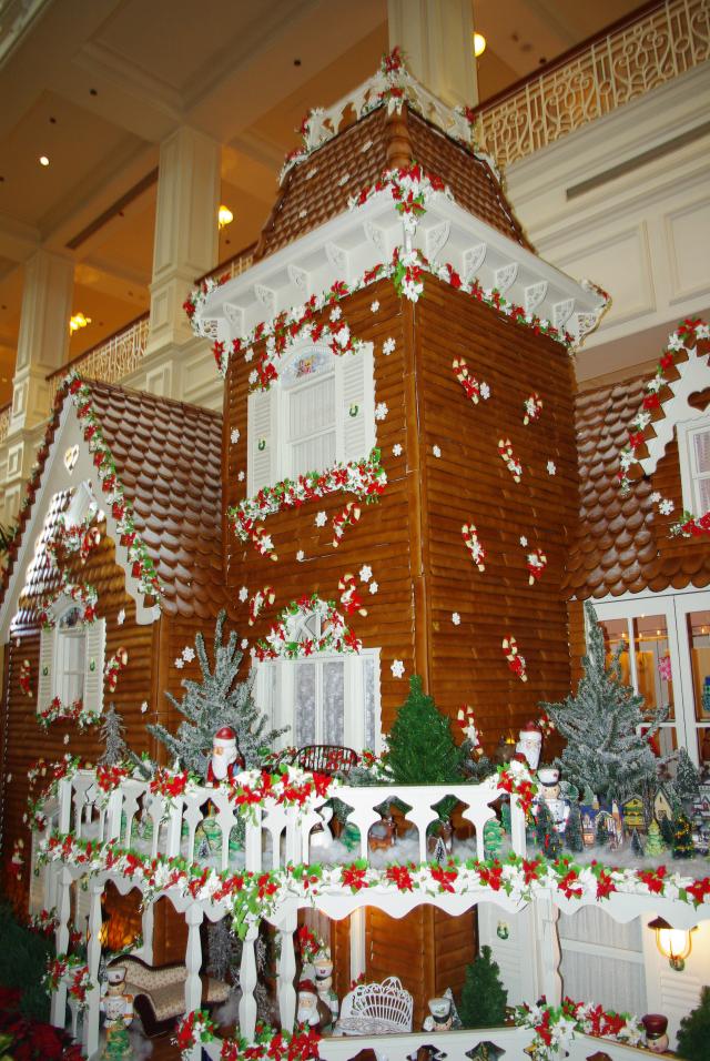 imgp5581giant_gingerbread_house.jpg